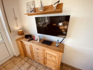 Anrichte mit TV, HiFi und Konsole