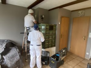 Der Kachelofen wird abgebaut