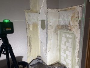 Die Löcher in Wand, Kaminzug und Decke sind geschlossen
