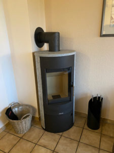 Der neue Kaminofen im Ferienhaus Seedeich Fynn
