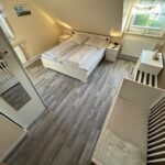 Schlafzimmer mit neuem Bodenbelag