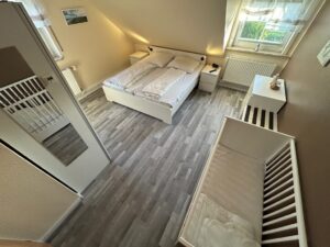 Schlafzimmer mit neuem Bodenbelag